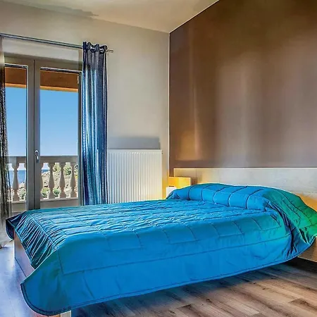 Sleeps 6 Air Con Wifi Villa
